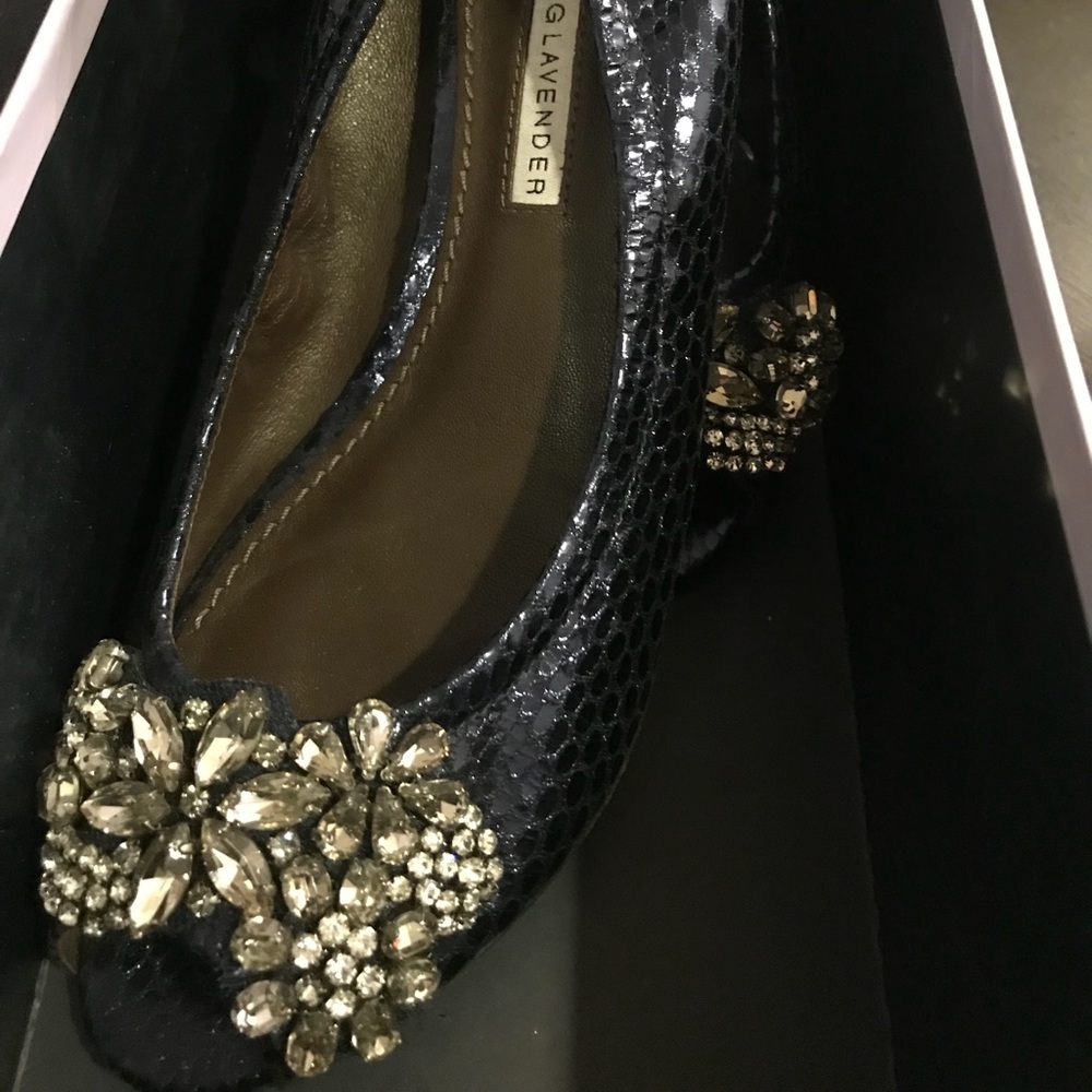 EUC VERA WANG LAVENDER FLATS